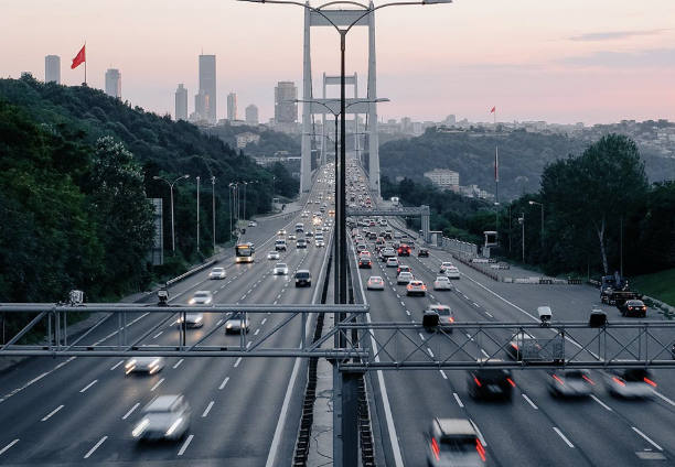Kenapa Jalanan Kota Besar Sekarang Bikin Orang Lebih Suka Mobil Nyaman?